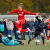 Ziemlich zur Sache ging es im Landesligaspiel zwischen dem FC Ingolstadt II und dem SC Biberbach. Hier wird die Biberbacher Torschützin Sophia Hammerl (rechts) abgedrängt. Foto: Lenau Haupt