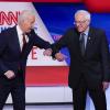 Joe Biden und Bernie Sanders begrüßen sich in den CNN-Studios in Washington (Archiv).