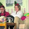 „Fröhliches“ Weihnachtsliedsingen im Familienkreis mit (von links) Tochter Jenny (Emilia Meyer), Mutter Simone (Sandra Lemcke) und Sohn Florian (Adam Rustler). 	