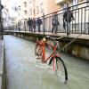 Das beliebte Fahrrad am Lechkanal in der Augsburger Innenstadt strampelt wieder im Wasser.