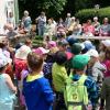 Eifrige Sänger vom Kindergartenkind bis zum Senior trafen sich im Schatten der Biberbacher Wallfahrtskirche zu einer Art musikalischen Flashmob. 	