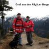 Karl Heiligmann fotografierte mit Selbstauslöser diesen Gruß aus den Allgäuer Bergen. Es zeigt ihn und Ingrid Heiligmann mit Bergsteigerhund Max auf dem Zirmgrat.