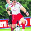 In der kommenden Saison wieder in der gleichen Liga: Gerald Steidle (vorne) von der SpVgg Altisheim-Leitheim und Philipp Zellinger vom FC Pfäfflingen-Dürrenzimmern. Foto: Klaus Jais
