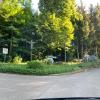 Kreuzung bei Kloster Holzen im Wald. 