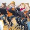 Beim Herbstkonzert der Musikschule Biberbach trat auch die Gitarrengruppe auf. 