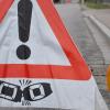 Im Kreisverkehr in Holzheim sind zwei Autos zusammengestoßen. Eine 18-jährige Autofahrerin erlitt vermutlich leichte Verletzungen.  