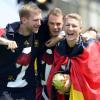 Per Mertesacker, Manuel Neuer und  Bastian Schweinsteiger ließen es am Brandenburger Tor krachen.