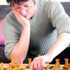 Marc Lang will am Wochenende seinen eigenen Rekord im Simultan-Schach brechen. Sehen allerdings wird er die Figuren dann nicht. Foto: Helmut Kircher