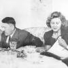 Im Depot der Pinakothek der Moderne findet sich eine Brillantuhr, die Adolf Hitler seiner Geliebten Eva Braun 1939 zum 27. Geburtstag schenkte - versehen mit einer Widmung. 