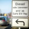 Im April ändert sich einiges. Unter anderem bekommen Leiharbeiter mehr Geld und in drei deutschen Großstädten gelten Fahrverbote für Dieselautos.