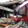Retten, was zu retten ist: Nach dem schweren Erdbeben in Ecuador holt ein Mann Möbel aus einem eingestürzten Haus.