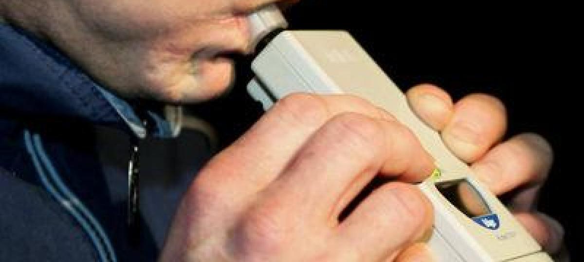 Zu tief ins Glas geschaut: 44-Jähriger fährt mit Schrittgeschwindigkeit durch die Blaubeurer Straße