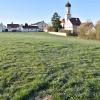 Direkt an Kirche und Pfarrhaus in Sulzdorf weist die Gemeinde Kaisheim ein neues Baugebiet aus.