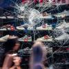 Risse sind in einer beschädigten Scheibe eines Einzelhandelsgeschäfts zu sehen. Bei Auseinandersetzungen mit der Polizei hatten dutzende gewalttätige Kleingruppen in der vergangenen Nacht die Innenstadt verwüstet und mehrere Beamte verletzt.  
