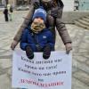 Alona Stanowa geht in Kiew gemeinsam mit ihrem Sohn Andrii auf die Straße. Sie will, dass ihr Mann an der Front abgelöst wird.