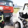 Ein Betonmischer und ein Kleintransporter prallten auf der Umgehungsstraße von Nördlingen frontal zusammen.