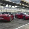 Doppelte Freude, mal offen, mal geschlossen: der neue Porsche 718 GTS als Boxster (links) und als Cayman.