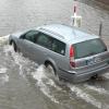 Ein Auto wird von einem Parkplatz in Hamburg-Neumühlen durch das Hochwasser der Elbe in Sicherheit gebracht.