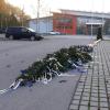 Das war einmal der Maibaum in Syrgenstein. Unbekannte haben ihn in der Freinacht umgesägt. Der Stamm ist in mehrere Teile zerbrochen. Der Baum kann nicht mehr aufgestellt werden. 	