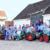 Große und kleine Akteure vom Kulturhistorischen Verein Donaumoos präsentieren beim Museumsfest im Freilichtmuseum Donaumoos das diesjährige Motto Minilandwirtschaft und Schleppertreffen. Foto: Xaver Habermeier