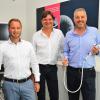 Daniel Roppenbecker, Kai Wolter und Marc Henzler (von links) mit einem von Ambu Innovation entwickeltem Einweg-Endoskop 