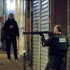 In Deckung: Ein französischer Polizist in der Nähe des Restaurants "Le Petit Cambodge". Die Terror-Attacken haben Paris verändert.