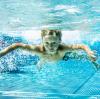 Kinder sollten gut und sicher schwimmen können, so wie der Bub auf unserem Bild. Leider lernen in Bayern aber immer weniger Kinder gar nicht oder nicht gut genug schwimmen. 