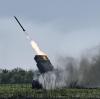 Ein Grad-Mehrfachraketenwerfer der ukrainischen Armee feuert eine Rakete nahe Bachmut ab. Nun kann die Ukraine auch auf Storm Shadows zurückgreifen.