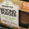 Fleischlose Burger Patties von Beyond Meat liegen in einem Lebensmittelgeschäft.