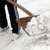 Angrenzende Gehwege oder Straßen müssen Räumpflichtige mindestens einen Meter breit vom Schnee freimachen und streuen.