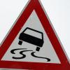Ein Autofahrer hat bei Starkregen auf der A7 bei Dettingen an der Iller die Kontrolle über seinen Wagen verloren. 
