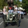 Vor dem Bieranstich steht in Neusäß der Festumzug vom Maibaum zum Festplatz.