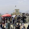 Hunderte Menschen haben sich in Kabul vor dem internationalen Flughafen versammelt und warten auf eine Möglichkeit, das Land zu verlassen.