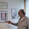 Jaromir Prochazka zeigt die Fotos der AWO-Gründerin Marie Juchacz und anderer wichtiger Personen, die in der Begegnungsstätte an der Wand hängen.