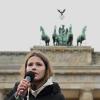 Luisa Neubauer spricht während einer Demonstration.