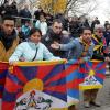 Friedlich mit tibetischen Fahnen protestierten Flüchtlinge und Aktivisten gegen die chinesische Politik in dem annektierten Hochland. 	