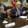 US-Präsident Donald Trump (M) zusammen mit der General-Motors-Chefin Mary Barra (l) und Fiat Chrysler-Chef Sergio Marchionne bei einem Treffen im Weißen Haus.