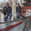 Bürgermeister Florian Hoffmann (rechts) und Jürgen Kleinert kümmern sich um die elektrische Eisenbahn im Uttinger Feuerwehrhaus.