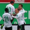 Der Fürther Mario Maloca (r) jubelt mit seinen Kollegen Khaled Narey (l-r), Patrick Sontheimer und David Raum über seinen Treffer zum 2:1 gegen Sandhausen.