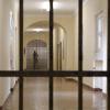 Gefängnisrundgang JVA Landsberg: Gang mit Schleuse