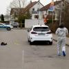 Bei einer Messerattacke in Dornstadt wird eine Frau schwer verletzt. Die Polizei sichert Spuren am Tatort.
