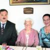 Zum 90sten der ältesten Bürgerin Winterriedens, Ida Baur, überbrachten Bürgermeister Gerhard Brosch und Gemeinderätin Regine Zoller Glückwünsche. Foto: clb