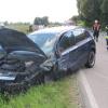 Aus bislang ungeklärten Gründen ist dieses Auto zwischen Langweid und Sand auf die Gegenfahrbahn geraten. Dort stieß es mit einem entgegenkommenden Wagen zusammen. Vier Menschen wurden verletzt. 	