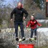 Husch, husch ins Körbchen. Ex-FCA-Profi Dominik Reinhardt zeigt mit seinem Sohn Noah, wie man im eigenen Garten für den Re-Start im Fußball trainieren kann.