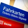 In Mering gibt es seit dem Fahrplanwechsel keinen Fahrkartenautomaten der Deutschen Bahn mehr und auch am Schalter sind keine Tickets für den Fernverkehr erhältlich. 