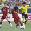 Liverpools Yasser Larouci und Dortmunds Jadon Sancho im Zweikampf um den Ball.