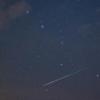 Sternschnuppe am Nachthimmel. Gleich zwei Kometen fliegen zu Wochenbeginn kurz nacheinander an unserem Planeten vorbei. Foto: Patrick Pleul/Symbol