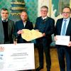 Bayerns Umweltminister Thorsten Glauber (2. von links) überreichte die Auszeichnung der IUGS an die Vorsitzenden des Tourismusverbands Naturpark Altmühltal.