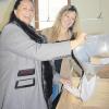 Alexandra Musch (rechts), Inhaberin der Firma Mudis, zeigt IHK-Gründungsberaterin Barbara Klause, wie Dinkelspelzen in ein Kissen gefüllt werden.  