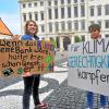 Emma Schwaiger (links) und Aylin Yildiz engagieren sich für Klimaschutz in Augsburg. Sie helfen auch bei der Organisation der "Fridays for Future"-Demos mit.
